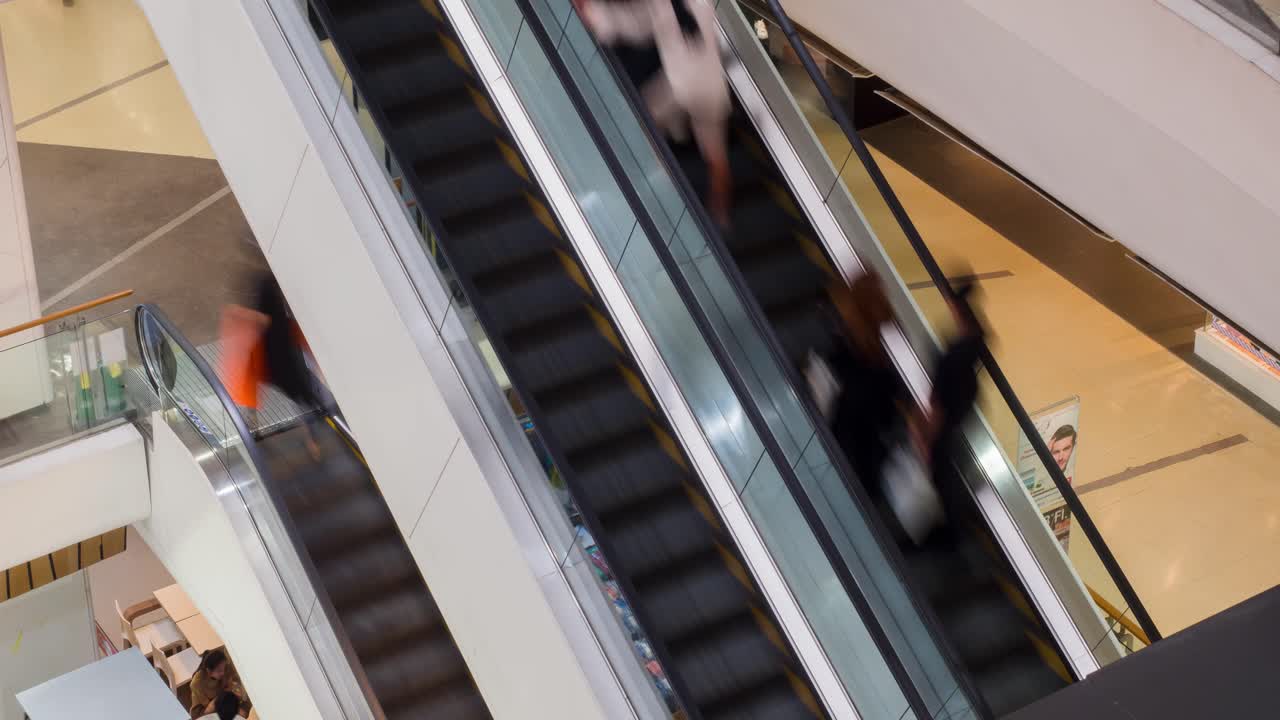 바쁜 쇼핑몰 에스컬레이터