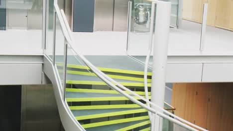 hombre de negocios subiendo las escaleras en una oficina de construcción