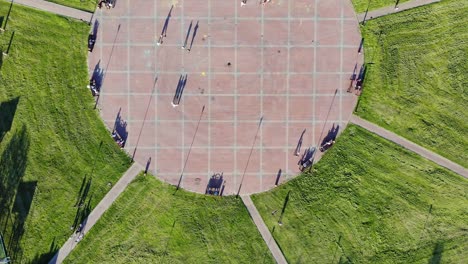 vista aérea de arriba hacia abajo de 4k de personas caminando en el parque en un día soleado de verano