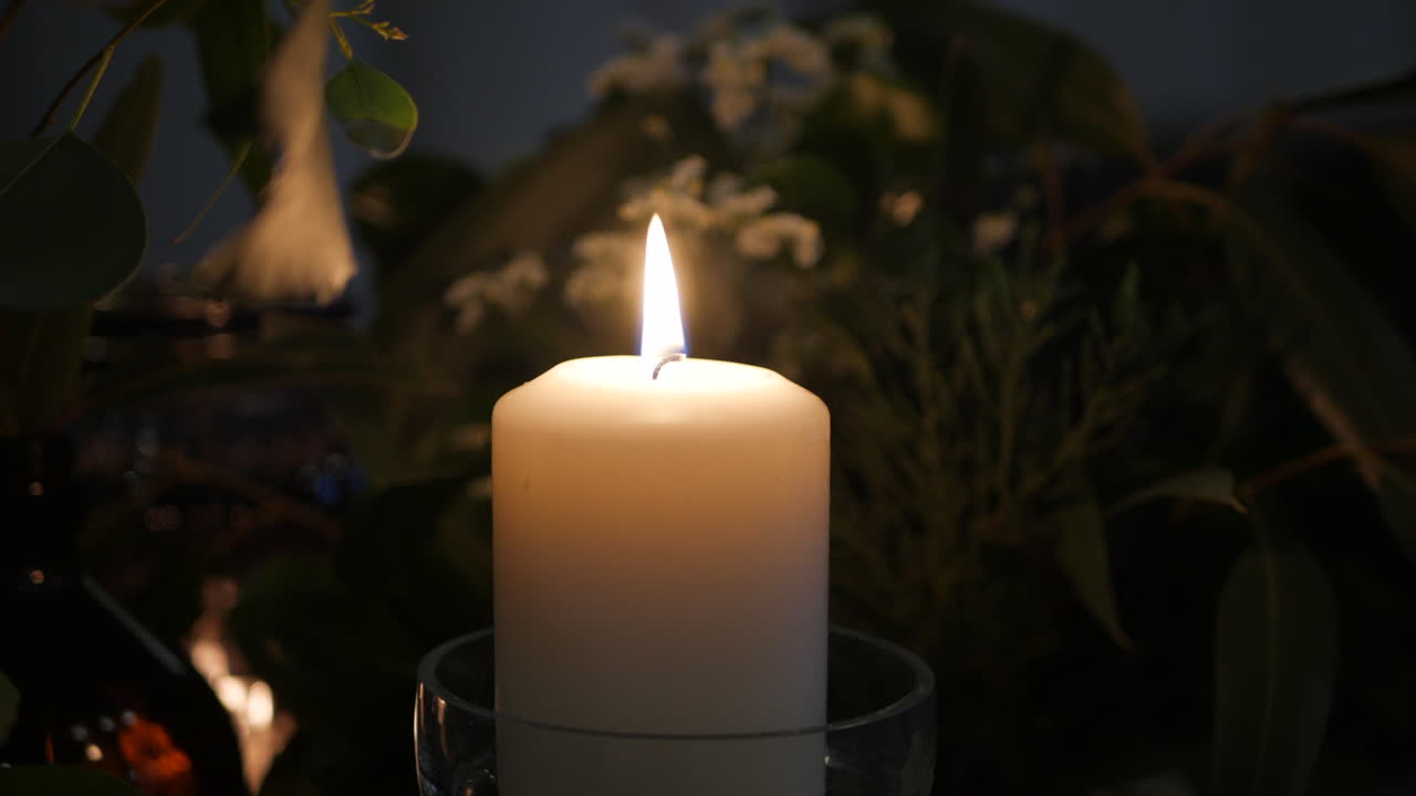 Luce di candela che brilla a un ricevimento di matrimonio serale