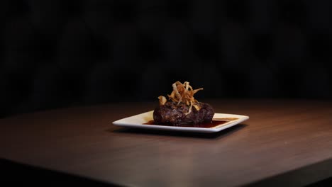 bife do lombo gourmet de dar água na boca com cebola frita em restaurante chique