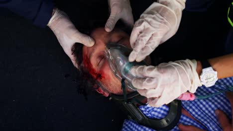 técnico médico de emergencia posando una máscara de oxígeno
