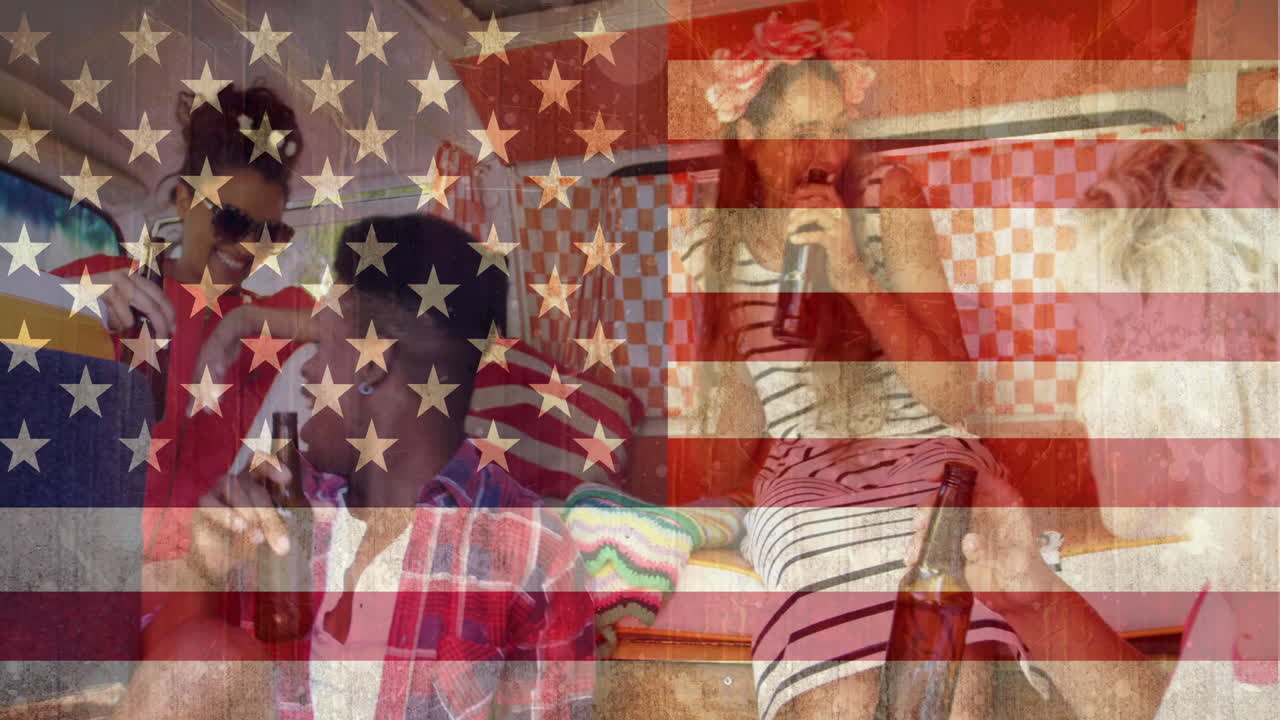 en la furgoneta amigos divirtiéndose con la bandera estadounidense