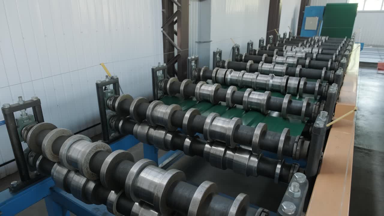 현대 금속 공장에서 금속 판을 형성하는 기계.