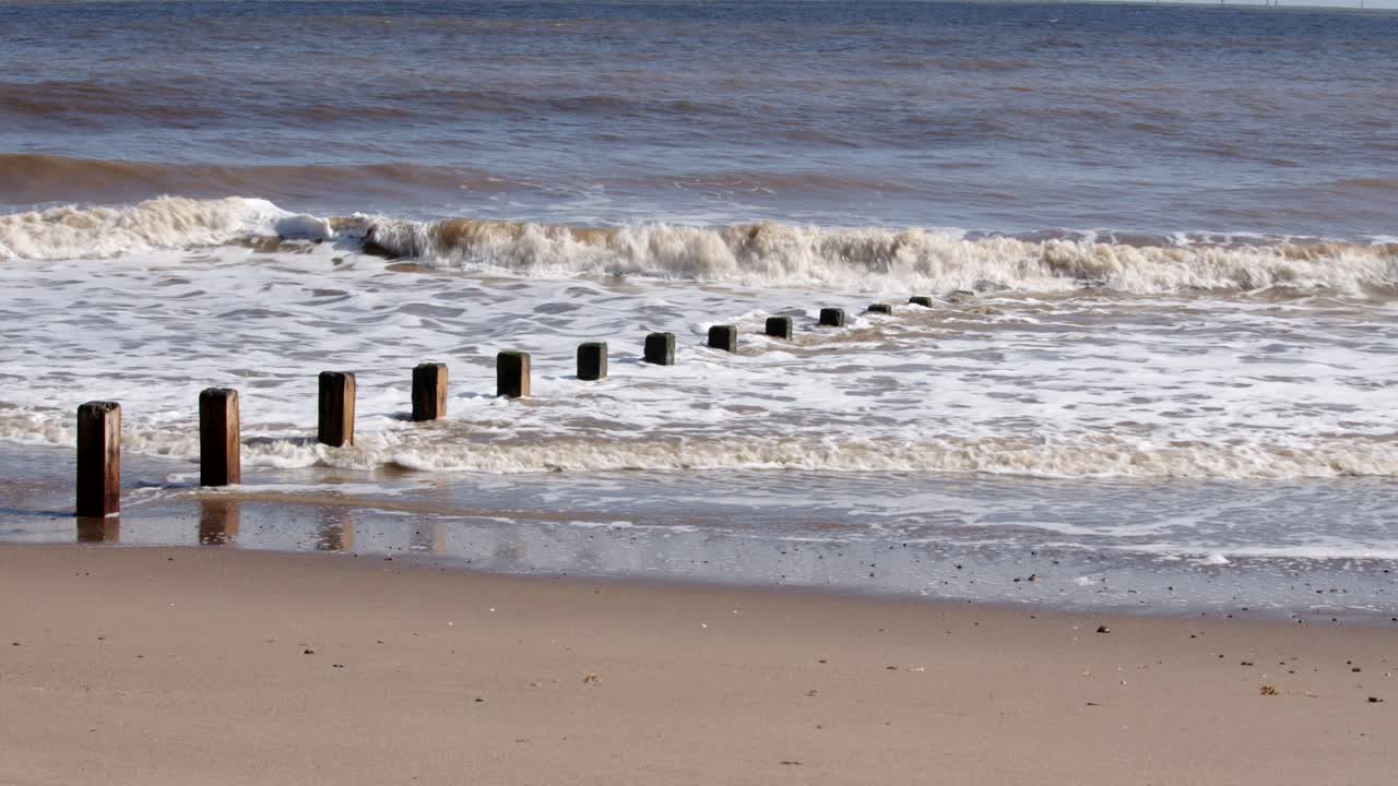 스케그네스 해변의 파도에 부 ⁇ 히는 파도, 넓은  ⁇