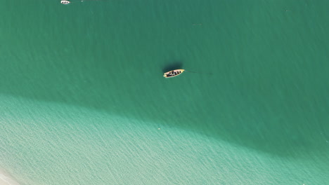 Serene-and-transparent-waters-surround-Campeche-Island,-Brazil,-where-traditional-fishing-boats-dot-the-coastline