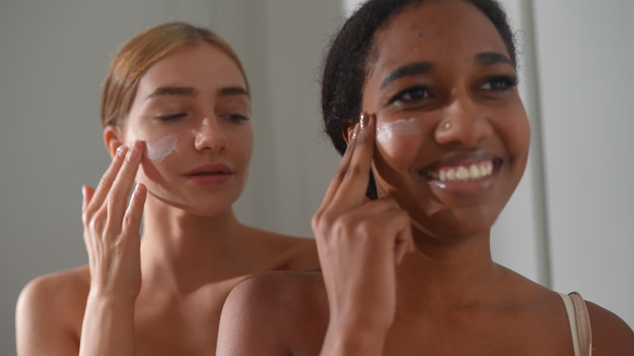 amigos aplicando crema facial