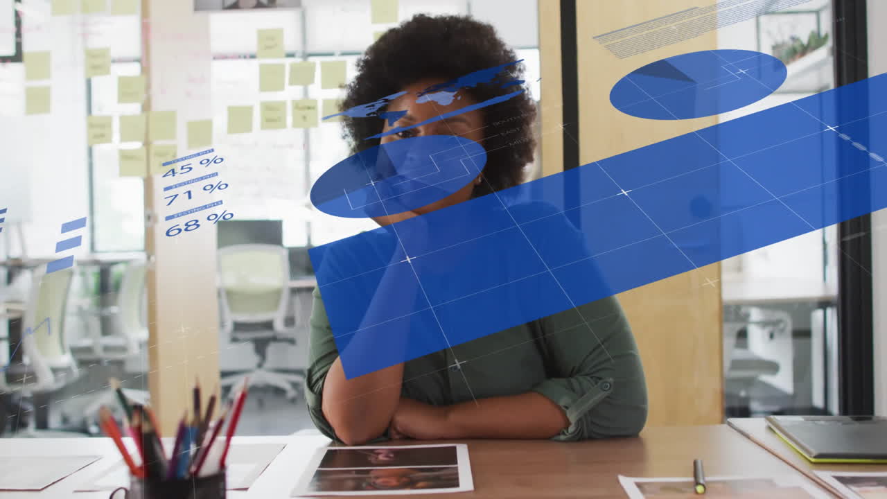 animación de diagramas y procesamiento de datos sobre mujer de negocios biracial sonriendo en la oficina