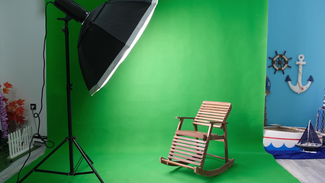 estudio de fotos o video con dos luces de estudio hexagonal. pantalla verde y silla de balanceo