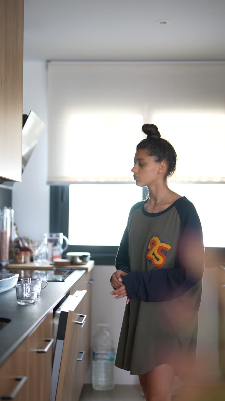 Ragazza adolescente in cucina
