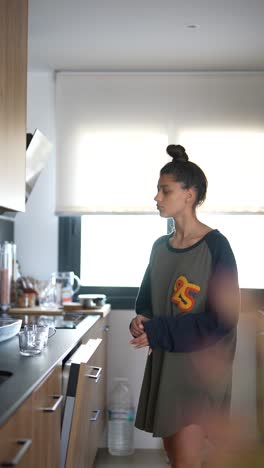 una adolescente en la cocina