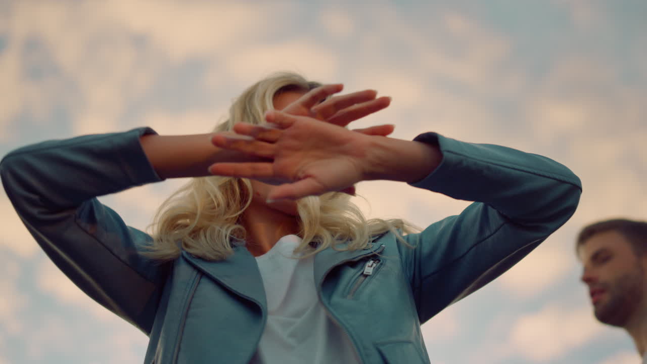 красивая девушка танцует перед камерой на вечеринке. счастливая женщина веселится с друзьями.