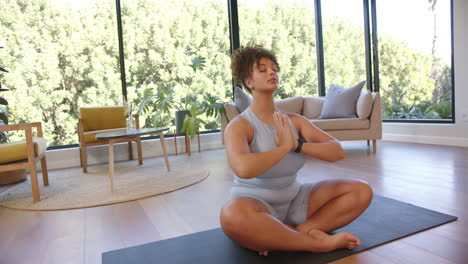 meditating on yoga mat, plus size woman practicing mindfulness in living room, copy space