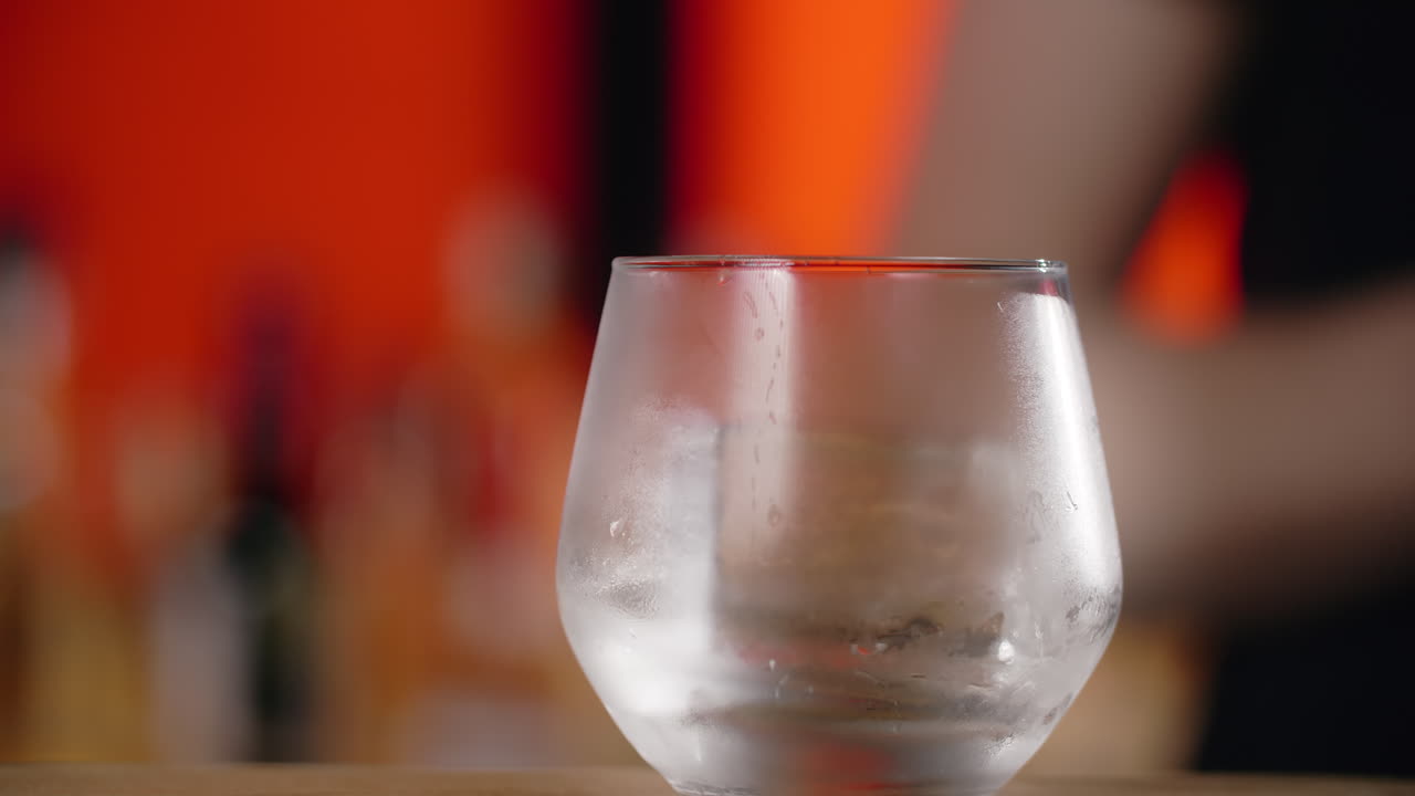 el camarero preparando un cóctel.