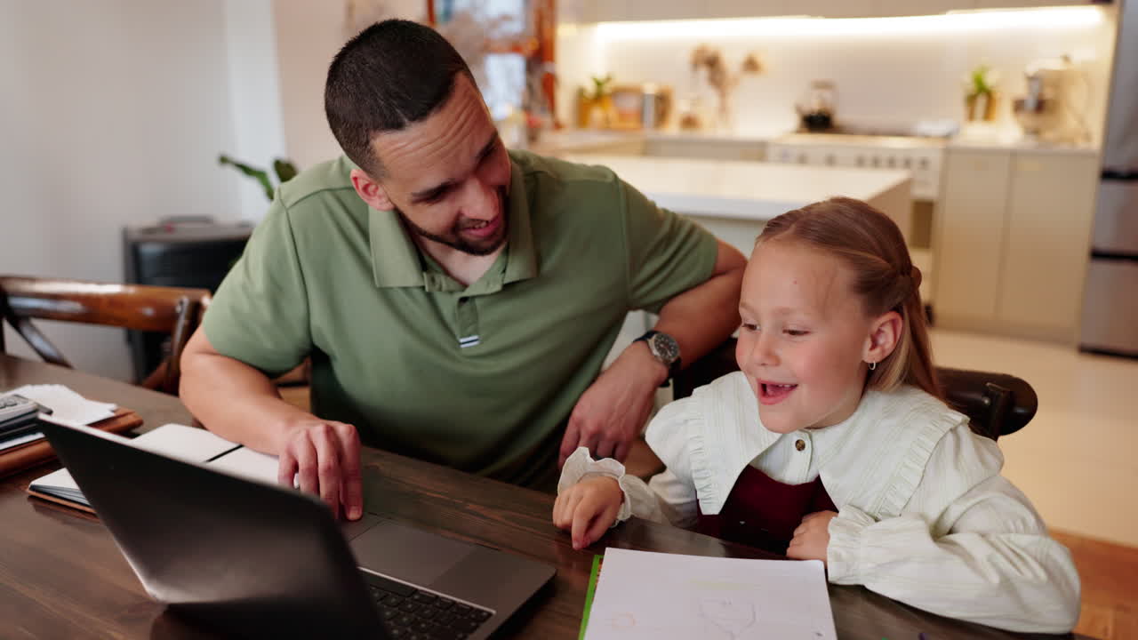 padre e hija haciendo la tarea juntos en casa