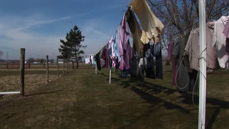 la ropa colorida cuelga al aire libre para secarse en una comunidad rural
