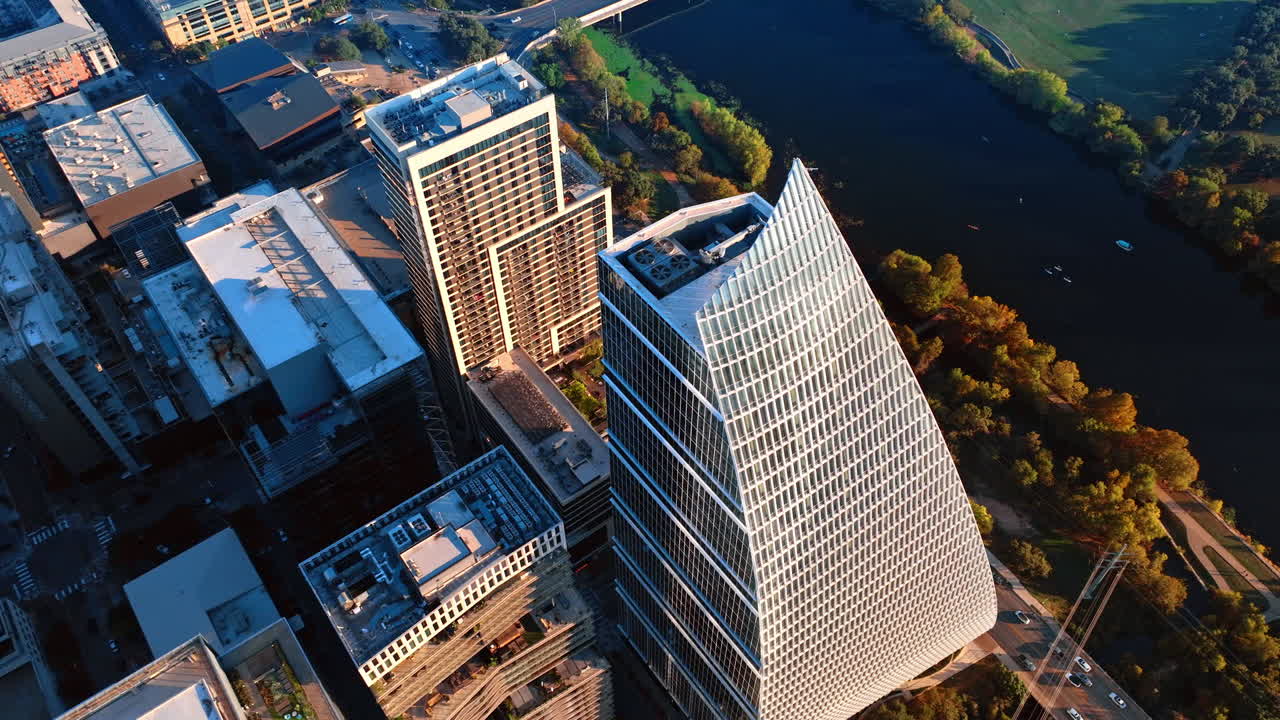 Austin, EE. UU., 21 de noviembre de 2025: Imágenes sobre el impresionante Bloque 185 o Sail Tower en la ribera del río Colorado. Fantástica arquitectura de Austin, Texas, EE. UU.