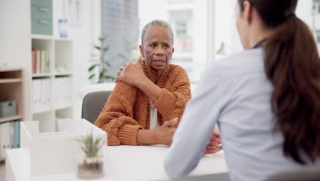 Frau,-Arzt-Und-älterer-Patient-Mit-Schulter