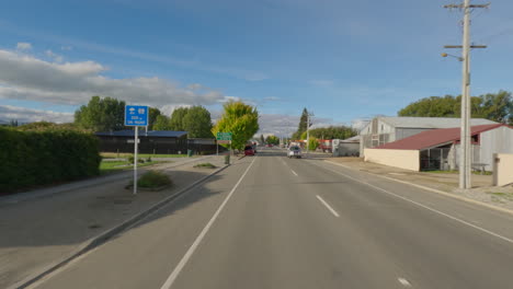 Fahren-Auf-Der-Straße-Entlang-Der-Stadt-Im-Sommer-In-South-Otago,-Neuseeland