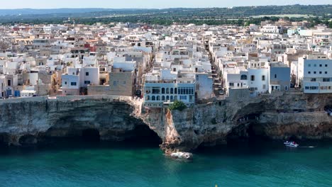 Filmische-Luftaufnahmen-Von-Polignano-A-Mare:-Bezaubernde-Straßen,-Zerklüftete-Küste-Und-Kristallklares-Wasser,-Italien