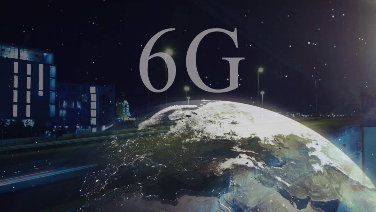 Animazione di testo 6G e globo rotante su un time-lapse di veicoli in movimento contro edifici.
