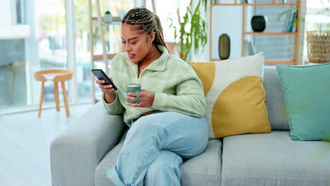 Schwarze-Frau-Auf-Sofa-Mit-Lächeln