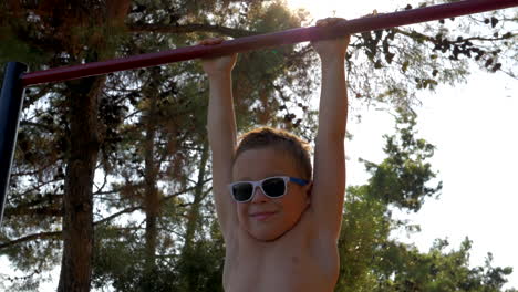 en una barra para niños en un campo deportivo al aire libre