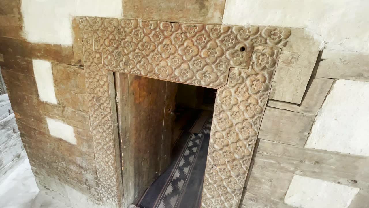 puerta intrincada en el fuerte de altit, hunza, pakistán