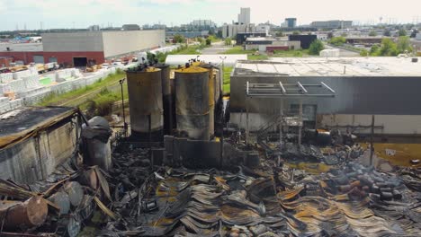 secuelas desastrosas y daños de un incendio industrial en el norte de toronto