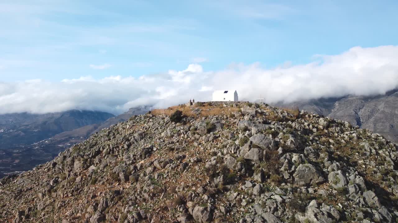capilla en una montaña, ubicación ideal para bodas, mar mediterráneo en la isla griega de creta