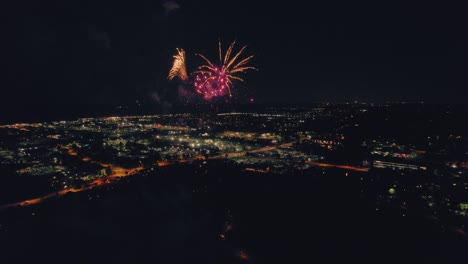 emocionante final de fuegos artificiales festivos el 4 de julio en vernon hills illinois ee.uu. - parque del siglo por encima del lago - con un retro-vintage vibe gradación de colores
