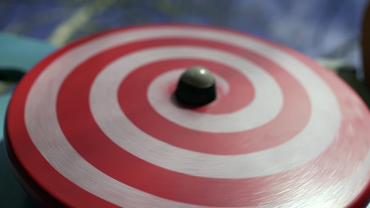 어린이 놀이터에서 최면 회전 디스크 목재 물체