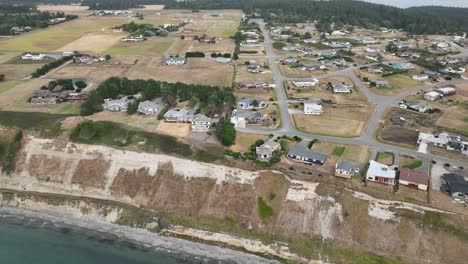 vista aérea acercándose a la comunidad de sierra country club en whidbey island