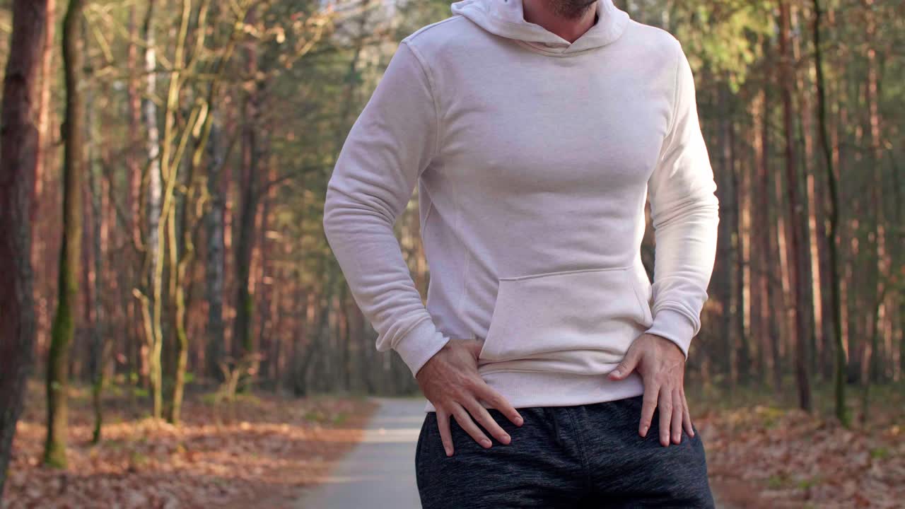 피곤 한 달리기 선수 가 경련 을 겪고 있다