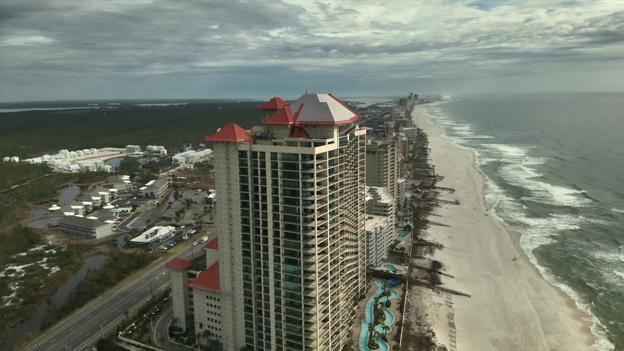 vista aérea del sitio de construcción en un día nublado en orange beach, alabama
