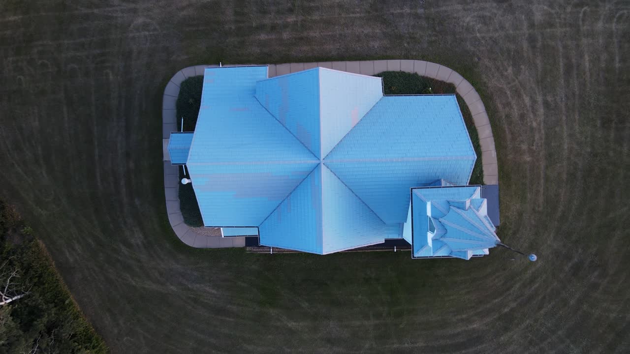 el techo de tejas azules de una iglesia rural recién renovada en la parte remota del sur de alberta