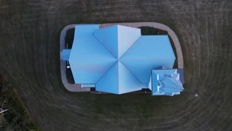 el techo de tejas azules de una iglesia rural recién renovada en la parte remota del sur de alberta