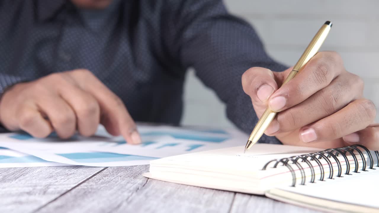 서류와 문서를 처리하는 사업가