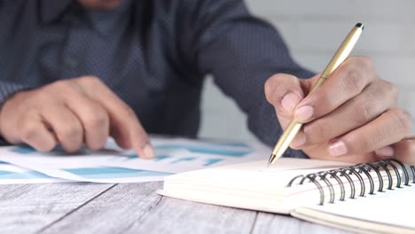 hombre de negocios que trabaja en papeleo y documentos