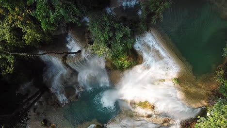 piscinas naturales y cascada en medio de la selva tropical de laos