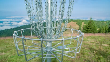 Frisbee-Golfspieler-Greift-Hinein,-Um-Eine-Scheibe-Aus-Dem-Korb-Zu-Holen