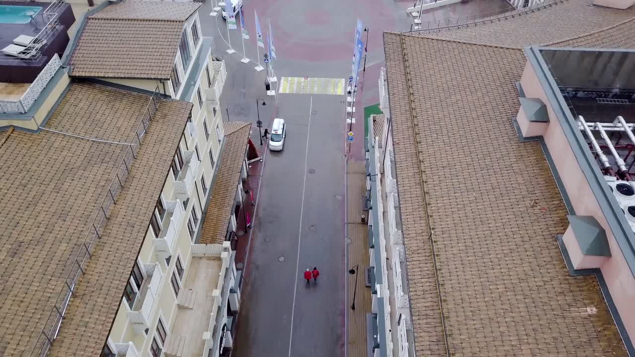 vista aérea de una calle de la ciudad con peatones