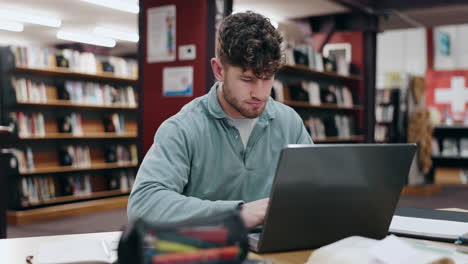 estudiante trabajando en una computadora portátil en una biblioteca