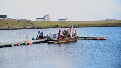 Un-Barco-Pesquero-Atracado-En-El-Puerto-Frente-A-La-Costa-De-Escocia.