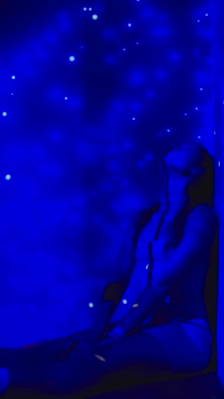 Donna in una stanza blu stellata