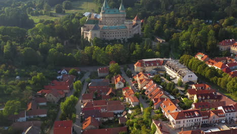 Aufschlussreiche-Drohnenaufnahme,-Die-Vom-Schloss-Der-Geister-Oder-Dem-Schloss-Bojnice-In-Der-Slowakei-Absteigt