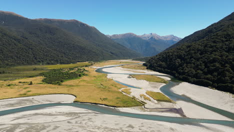 Luftaufnahme-Einer-Atemberaubenden-Landschaft-In-Der-Nähe-Des-Flusses-Haast-Und-Der-Umliegenden-Berge-In-Neuseeland