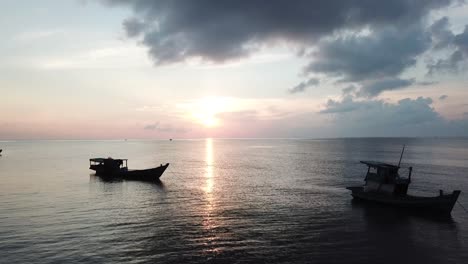 Boote-Auf-See-Am-Frühen-Morgen