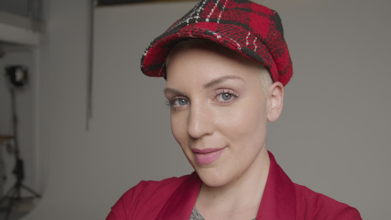 스튜디오 초상화를 위해 카메라에 포즈를 취하는 여성 모델의 bts 영상