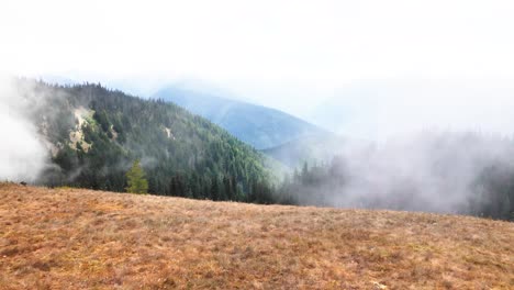 Zeitlupennebel-Auf-Einem-Berggipfel